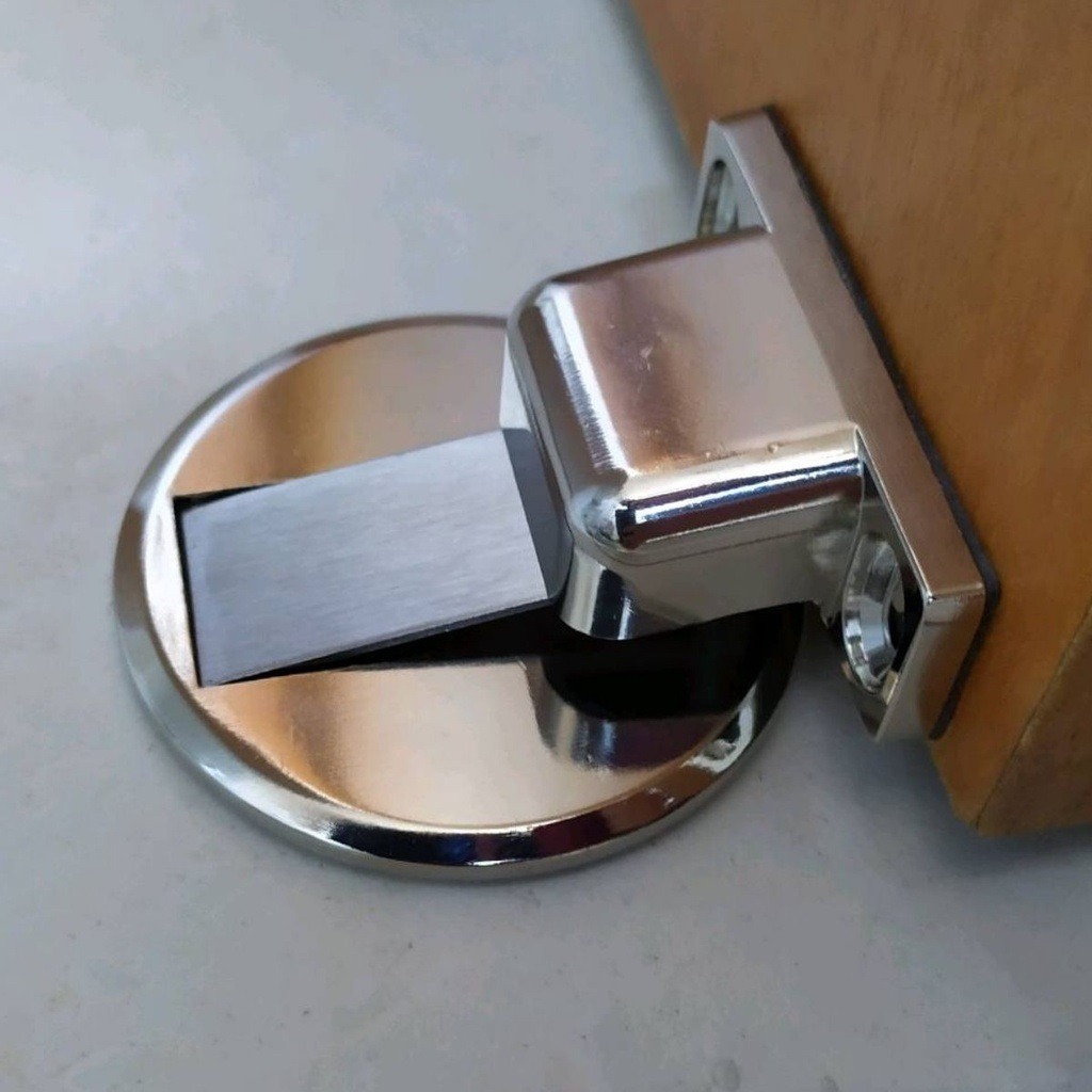 Prendedor magnético instalado em uma porta de madeira